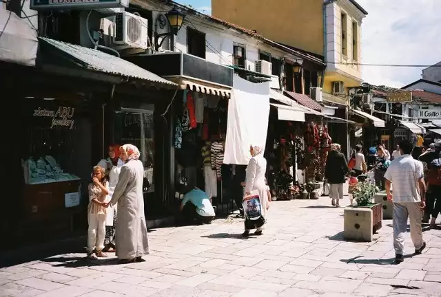 Skopje - bazar na Starej Czarsziji - dostanie się tu wszystko, a najwięcej jest sklepów ze "złotymi&#8221; i "srebrnymi&#8221; wystawami