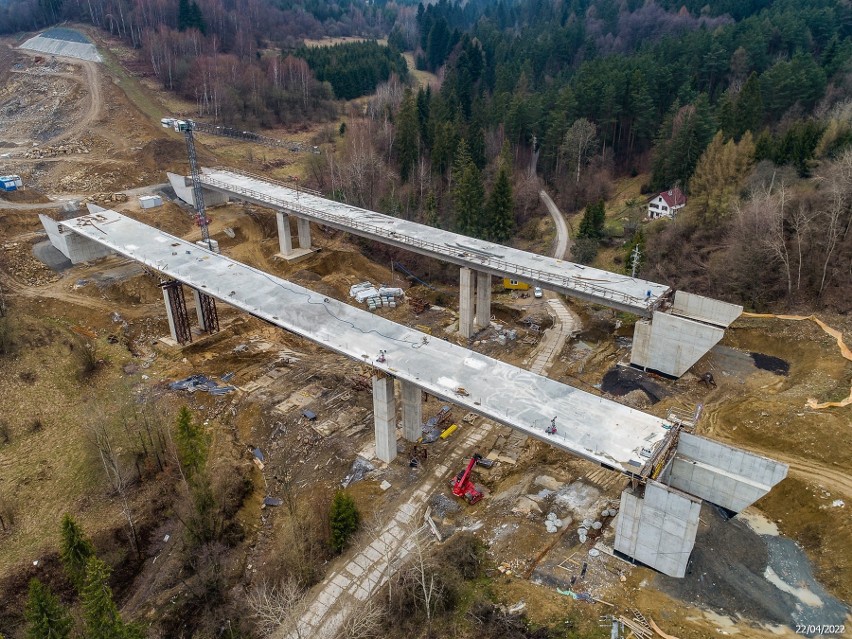 Przy budowie największej, prawie 950-metrowej estakady...