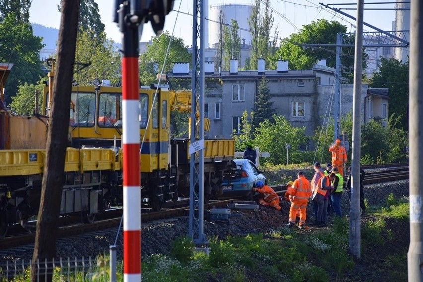 Wypadek w Bielsku - Białej: 19-latek uciekał przed policją, wjechał na torowisko i zablokował ruch pociągów ZDJĘCIA 