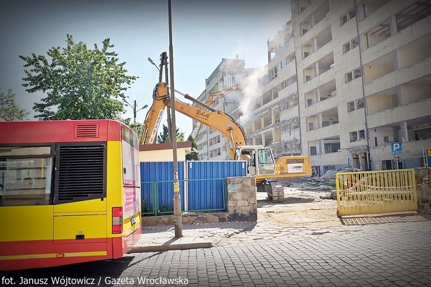 W poniedziałek gruz z burzonego biurowca uderzył w stojący...