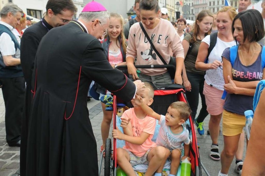 Pielgrzymi wyruszyli w drogę na Jasną Górę [ZDJĘCIA]