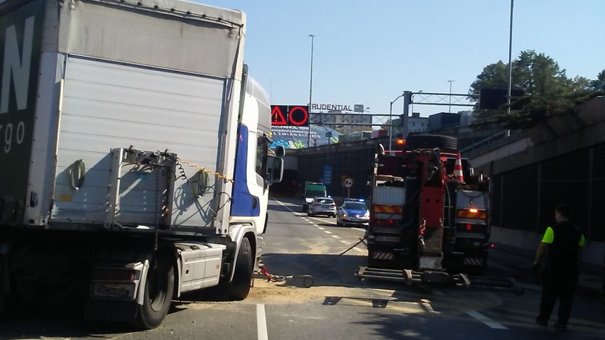 Wypadek w Katowicach: Kierowca tira zablokował tunel. Manipulował w tachografie, przekroczył prędkość