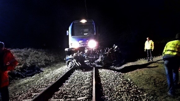 Śmiertelny wypadek w Ciebłowicach Dużych koło Tomaszowa. Samochód wjechał pod pociąg na niestrzeżonym przejeździe.