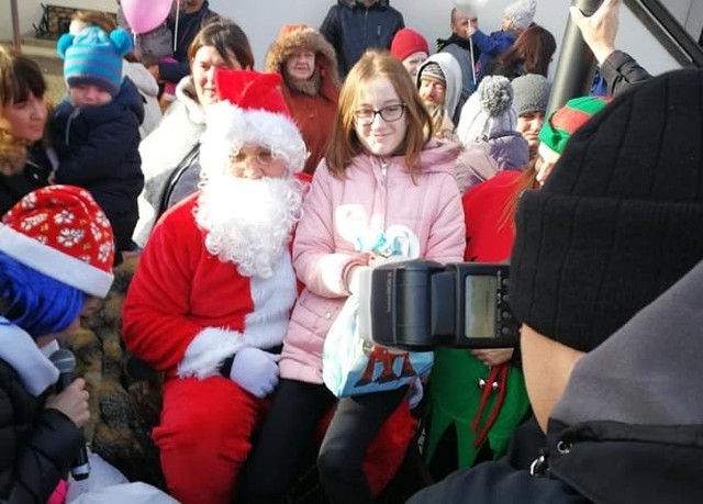 W niedzielę na Rynku Wielkim w Szydłowcu pojawił się święty Mikołaj. Imprezę zorganizowało Porozumienie Samorządowo - Gospodarcze. Było mnóstwo atrakcji, w tym między innymi występy artystyczne, zabawa z animatorką, możliwość spróbowania waty cukrowej, czy gorących napojów. Można było spróbować jazdy na kucyku i zrobić sobie z nim zdjęcie