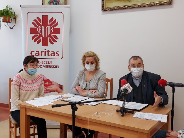 Akcja "Jałmużna Wielkopostna" została podsumowana w czasie konferencji prasowej w siedzibie Sandomierskiej Caritas. Od prawej ksiądz dyrektor  Bogusław Pitucha, Izabela Czech i Sylwia Domaradzka.