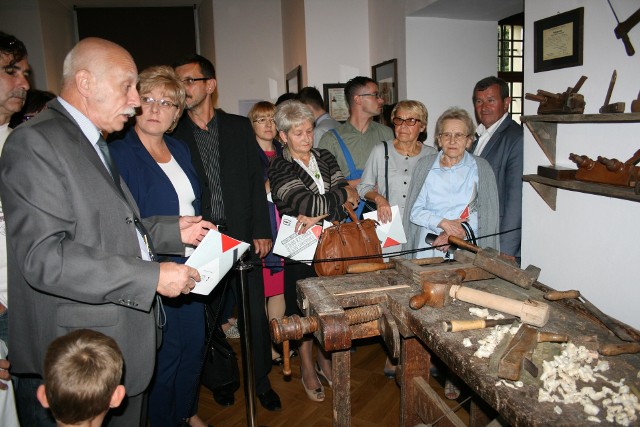 Dyrektor Włodzimierz Barczyński prezentuje dawną stolarską strugnicę
