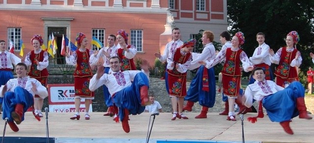Barwny i widowiskowy folklor ukraiński zaprezentowali młodzi artyści z zespołu "Barvinok&#8221; z Winnicy, którzy wystąpili przez publicznością na koncertach w Kurozwękach (na zdjęciu) i Połańcu
