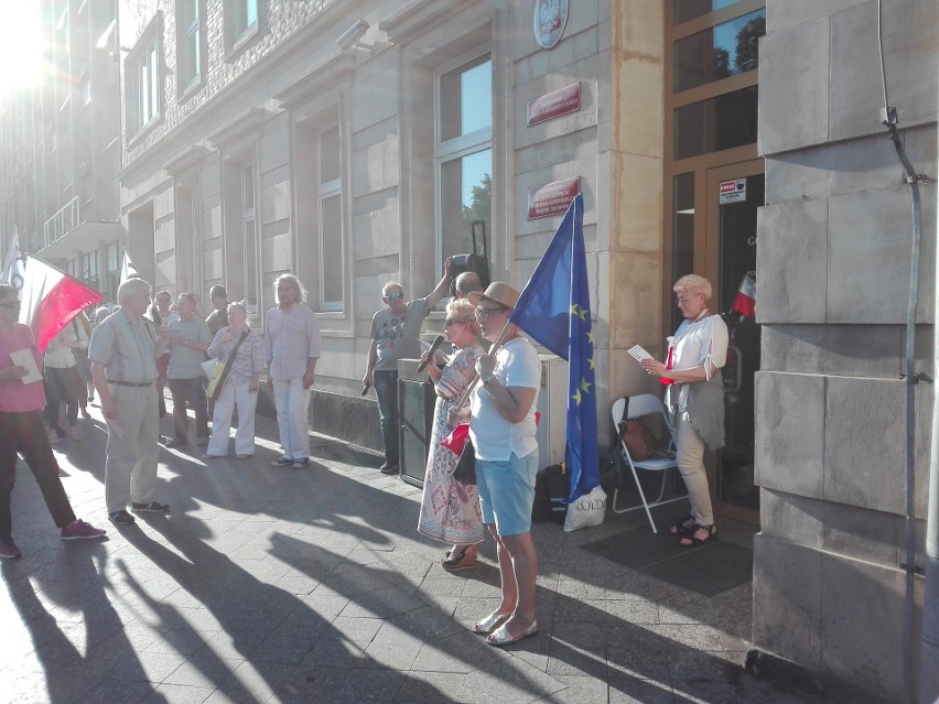 "Stańcie przed sądami", czyli kolejny protest przed sądem w Szczecinie