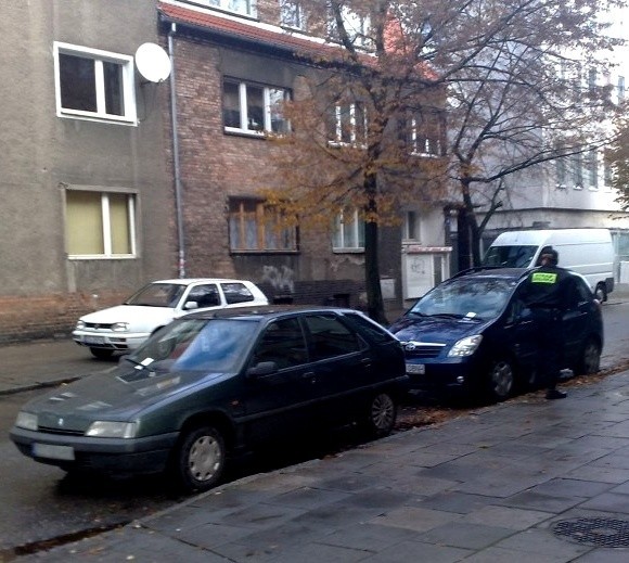 Wczoraj przy ulicy Mickiewicza byli strażnicy miejscy. Wzywali do siebie wszystkich kierowców, którzy tam zaparkowali.