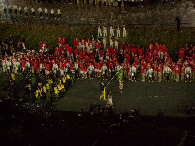 Stałym elementem ceremonii jest oczywiście defilada sportowców. Jako pierwsza na stadion wkroczyła reprezentacja Grecji.