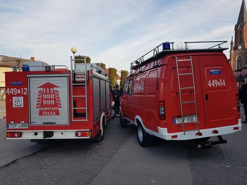 Strażacy z Ochotniczej Straży Pożarnej w Iwaniskach i...