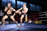 Pierwsza w Białymstoku walka w formule MMA. Paweł Jabłoński pokonał Piotra Niedzielko (wideo)