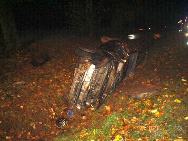 Auto wypadło z drogi, dachowało i zatrzymało się na lewym boku