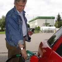 Jarosław Mila co roku przejeżdża około 40 tysięcy kilometrów. -  Obniżkę ceny benzyny, nawet o kilka groszy, można bardzo szybko odczuć w domowym budżecie - mówi ełczanin.
