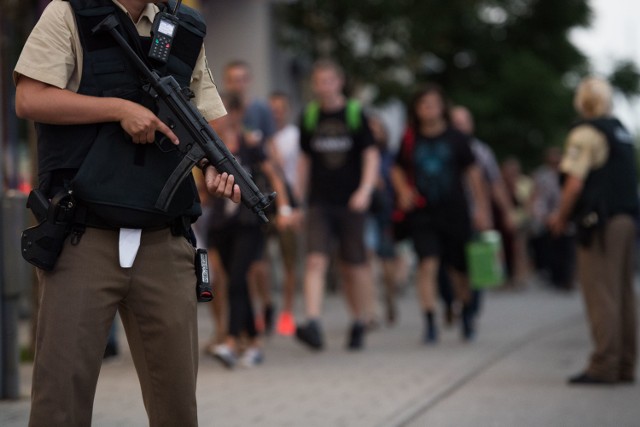 Policja eskortuje uciekających z centrum handlowego w Monachium w którym doszło do strzelaniny