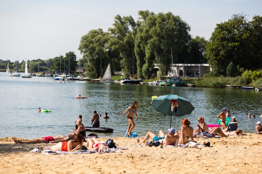 Krakowianie już rozpoczęli długi weekend. Nie brakowało plażowiczów na nowej plaży na Bagrach [ZDJĘCIA]