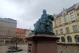 Zuchwała kradzież pióra Fredry na Rynku we Wrocławiu. Złodziej złapany na kamerze [ZDJĘCIA]