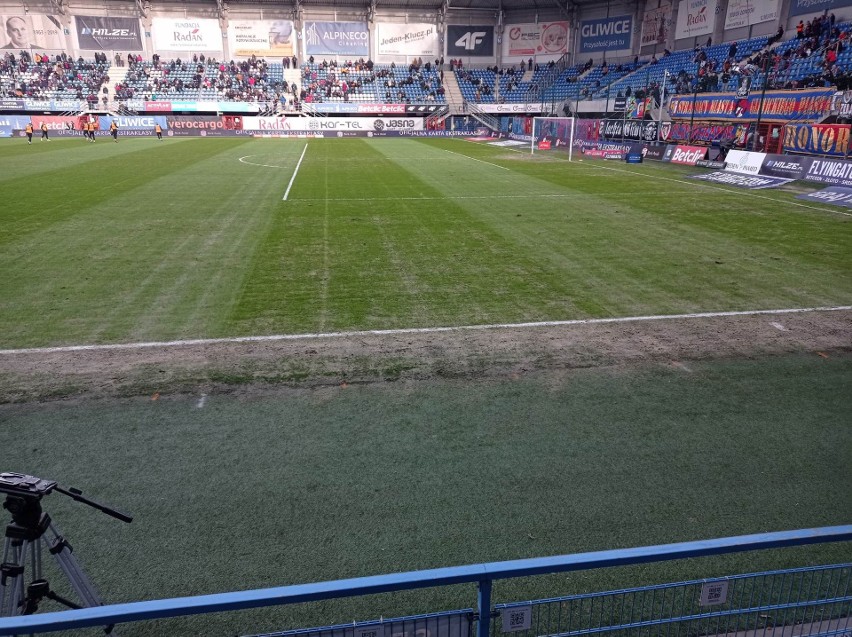 PKO Ekstraklasa. Lech Poznań znowu stracił punkty! Boisko w Gliwicach nie nadaje się do grania [ZDJĘCIA]