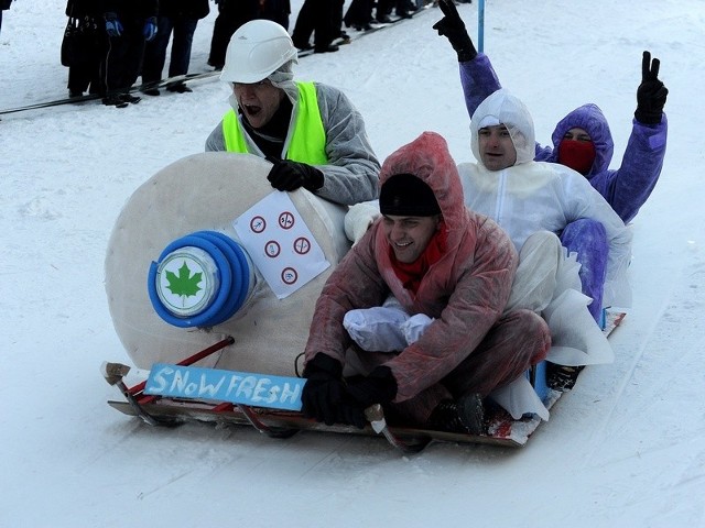 Drużyna Snowfresh w trakcie zjazdu podczas zeszłorocznej edycji Crazy Slide.