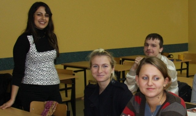 Zeynep Ulusman z Turcji (stoi) wraz ze studentami Dolnośląskiej Wyższej Szkoły Przedsiębiorczości i Techniki