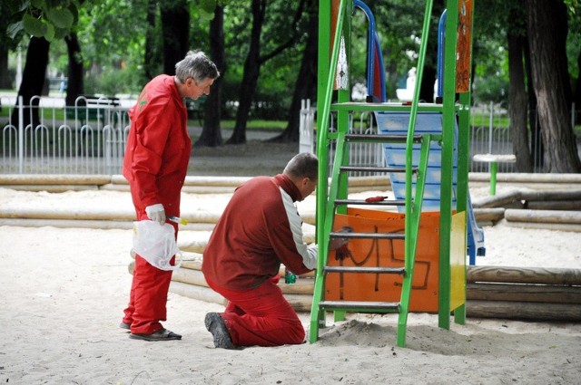 W środę  pracownicy Zakładu Usług Komunalnych remontowali plac zabaw znajdujący się w Parku Kościuszki.