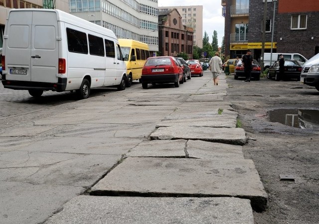 Ulica Świetego Ducha jest rozjeżdżona przez busy i samochody osobowe.