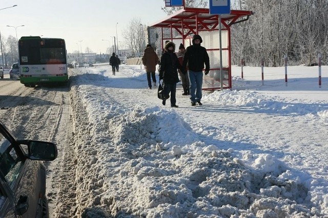 Tak wyglądał wczoraj nowy przystanek przy ul Mazowieckiej.  Żeby wsiąść do autobusu pasażerowie muszą pokonać dużą zaspę.