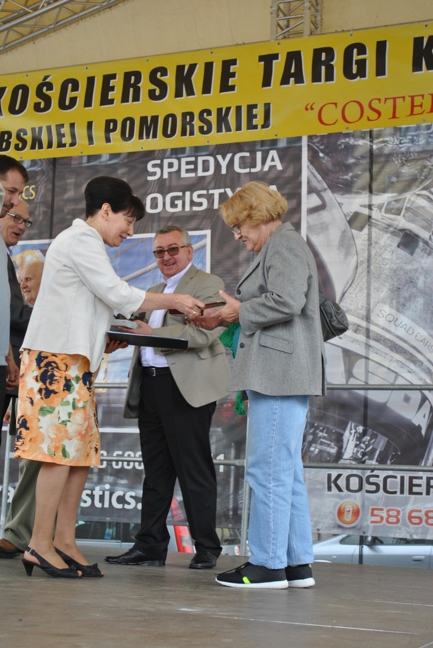 Barbara Kasica-Kołomyjska odbiera II nagrodę za tomik...