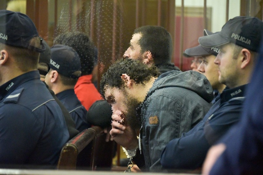 Czterej oskarżeni Czeczeni wzbudzają strach u własnych...