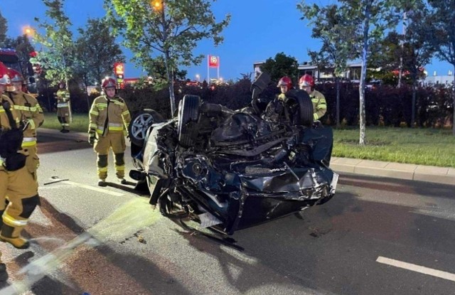 Dwie osoby zginęły w tragicznym wypadku, do którego doszło rano na ulicach Poznania. Kierujący audi 16-latek z olbrzymią prędkością uderzył w taksówkę, która stała w zatoczce. Licznik audi zatrzymał się na 220 km/h! Czytaj, zobacz ZDJĘCIA na kolejnych slajdach >>>