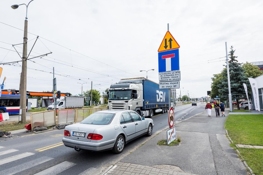Kierowcy w Bydgoszczy mylą się na skrzyżowaniu Fordońskiej z Bałtycką. Winne oznakowanie?