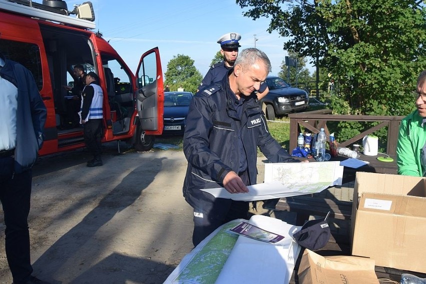 Śluzą spuszczana jest woda z Wielkiego Kanału Brdy do Brdy....