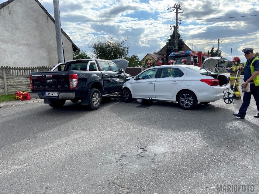 Wypadek na ul. Opolskiej w Wawelnie. Zderzyły się dwa auta, dwie osoby poszkodowane