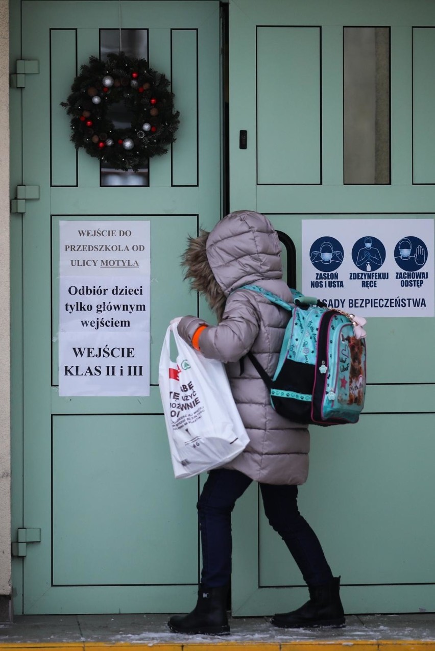 Najmłodsi uczniowie wrócą do zdalnej nauki? Minister...