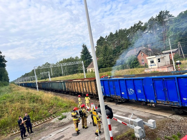 Siedem zastępów straży pożarnej interweniowało w czwartek, 13 lipca w miejscowości Niemcz. W jednym z wagonów pociągu tliła się siarka. Nikt nie ucierpiał.