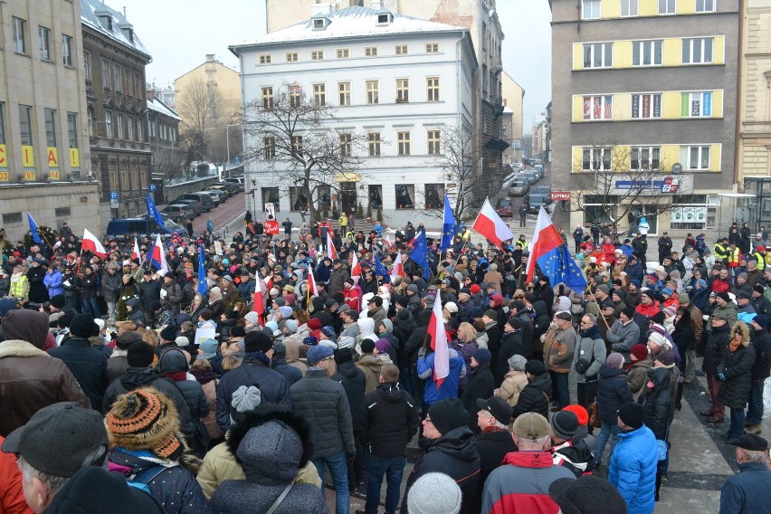 Manifestacja KOD w Bielsku-Białej. Mróz, demokracja, narodowcy i... poseł Pięta [ZDJĘCIA]