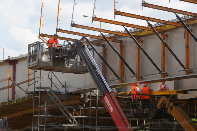 Zakończono montaż i scalanie konstrukcji stalowej mostu Lecha, a prace nad jednym z najważniejszych poznańskich mostów drogowych realizowane są zgodnie z harmonogramem.