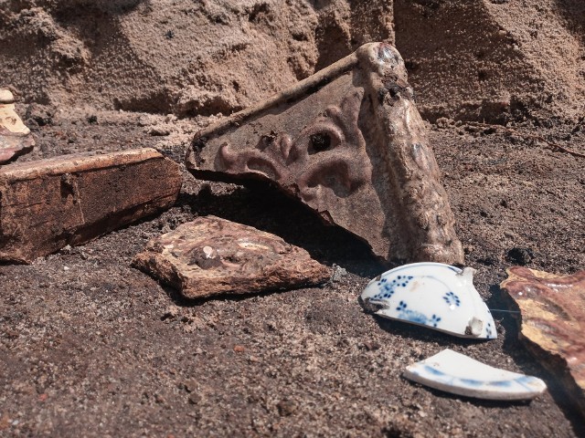 Przy pl. Nankiera znaleziono m.in. ceramikę, średniowieczną drogę, a także pozostałości po spalonych budynkach