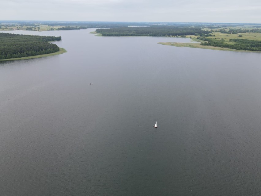 Rajgród. Trwają poszukiwania 55-letniego białostoczanina, który wypadł z łodzi na jeziorze Rajgrodzkim
