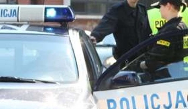 Policjanci z koszalińskiej jednostki użyli materiałów hukowych do zatrzymania samochodu osobowego na ul. Szczecińskiej w Koszalinie.