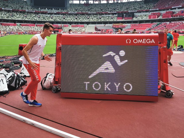 Ten zaledwie 26-letni siemianowiczanin ma na swoim koncie złoty medal igrzysk olimpijskich. 1 sierpnia br. wraz z zespołem pobiegł w biegu w sztafecie mieszanej 4x400 m. Po zakończonej rywalizacji radości nie było końca. Jaki prywatnie jest nasz wybitny polski orzeł?