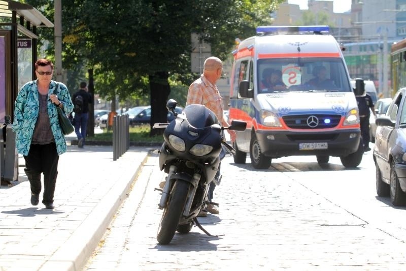 Wrocław: Potrącenie na Piłsudskiego. Piesza wbiegła pod motocykl