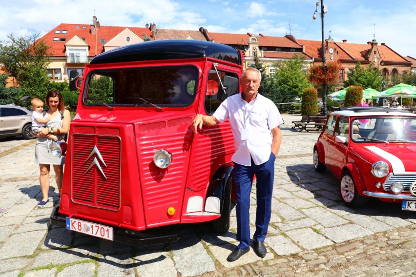 Myślenice. Kilkadziesiąt samochodów marki mini na rynku prezentowało swoje wdzięki 