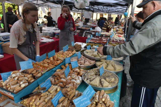 Majówka w Toruniu upłynie m.in. pod znakiem wyjątkowych festiwali smaków z całego świata. Na Rynku Nowomiejskim torunianie mają okazję, by spróbować niecodziennych potraw i trunków. Zobacz naszą fotorelację. Warto się tam wybrać! >>>>>