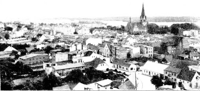 Widok z wieży ciśnień &#8211; w latach 20. XX-wieku śródmieście Szczecinka wypełniała gęsta zabudowa.