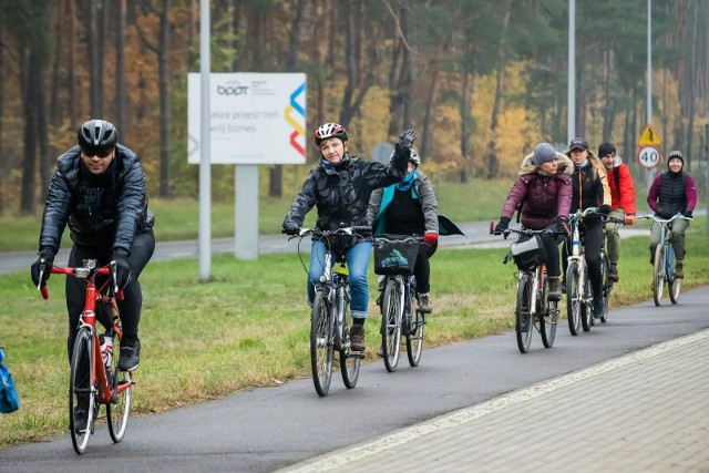 Miłośnicy dwóch kółek i wszyscy ceniący obie aktywny wypoczynek w niedzielę (8.11.) spotkali się na pętli tramwajowej na Glinkach, stąd ruszyli w blisko 60-kilometrową trasę.