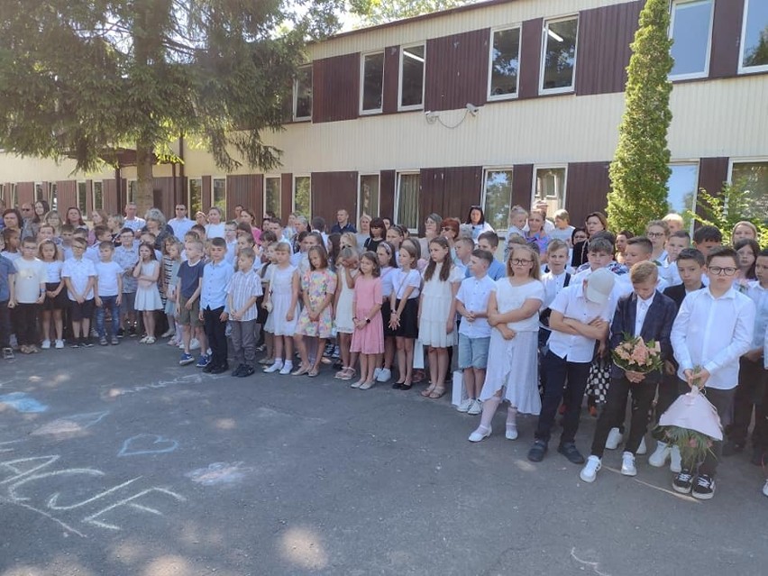 Piękna i wzruszająca uroczystość zakończenia roku szkolnego 2021/2022 w Szkole Podstawowej nr 2 im. św. Floriana w Sędziszowie