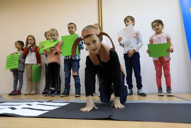 XVI Międzynarodowy Przegląd Scenek Dramowych "Jestem bezpieczny" odbył się w siedzibie Wojewódzkiego Ośrodka Ruchu Drogowego w Toruniu. Przedszkolaki prezentowały na scenie sytuacje znane im z codziennego życia. Obejrzyjcie naszą fotorelację. Zobacz także: Jakie prezenty i ile pieniędzy dać w kopercie na komunię św.?