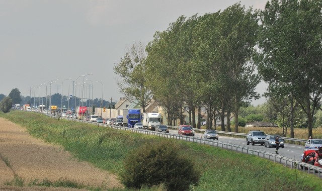 Wypadek na A1 koło Łodzi miał miejsce we wtorek, 14 sierpnia, krótko przed godz. 17. Między węzłami Łódź Północ - Brzeziny, na pasie wiodącym w kierunku Katowic, doszło do zderzenia trzech samochodów osobowych.więcej informacji na następnym slajdzie