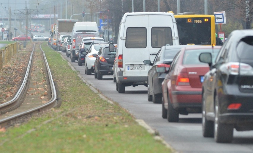 Zderzenie tramwaju z oplem na Żeromskiego. Jedna osoba poszkodowana [ZDJĘCIA]